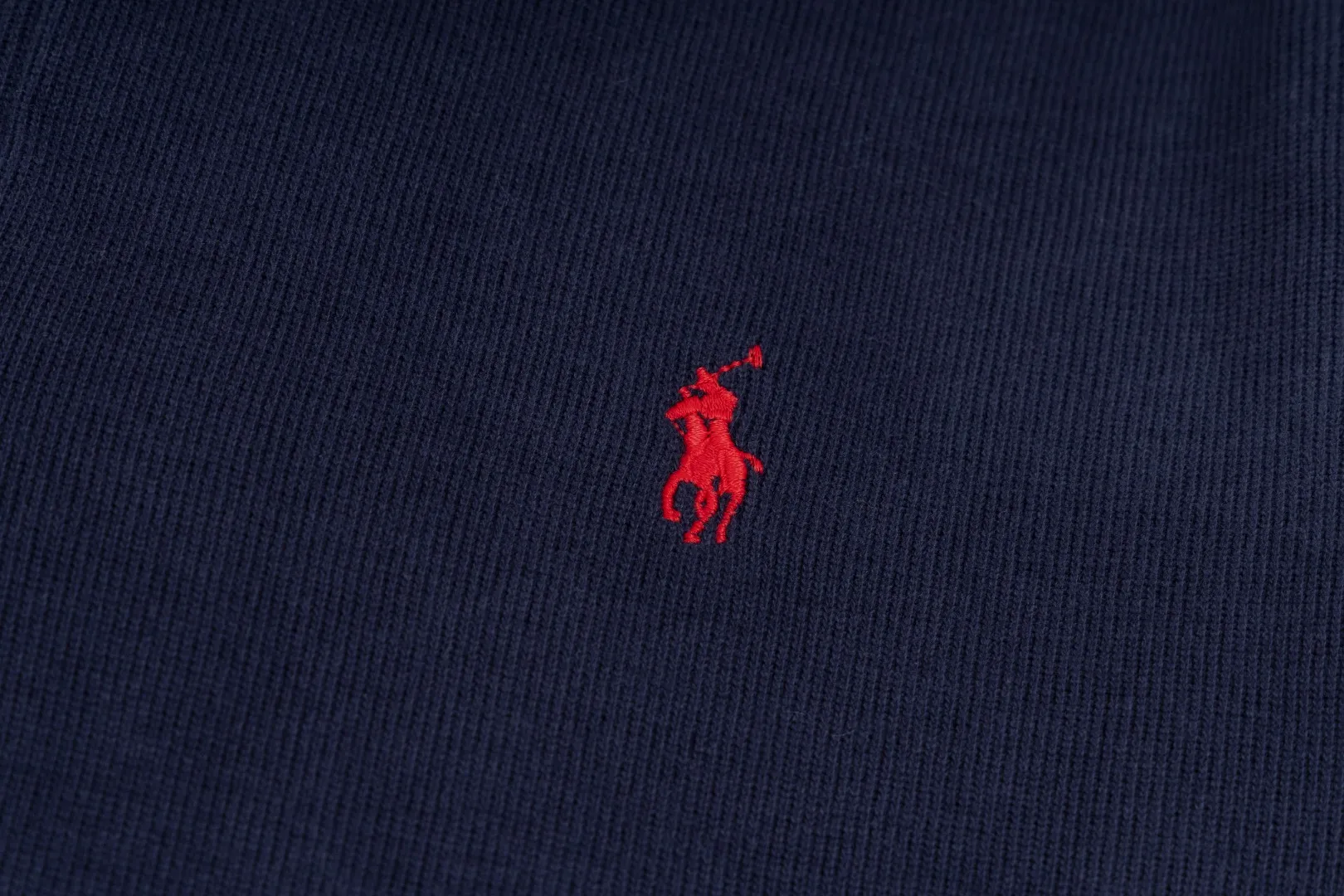 P230 #R97 Ralph lauren twelve-color embroidered pony logo half-zip high-neck long-sleeved knitted sweatshirt. The same style for men and women. The new half-zip sweatshirt for couples to wear in autumn is here! This kind of sweatshirt is really popular this year, even more popular than the hooded sweatshirt. Open the zipper and it can be used as a large lapel, which makes it more fashionable. The color of the classic design of the little war horse on the chest is matched with the embroidery. The simple zipper design echoes the brand logo, so you don’t need to match too much. The sweater version is loose enough! The fabric is custom-woven and dyed 100 cotton. 320g high gram weight 100% cotton knitted cotton with a certain thickness. The fabric is soft and comfortable, and the three-dimensional fabric is full of texture. The stitching is three needles and five threads, which is beautiful and strong. The pattern is also good. Although it is loose, it does not look bulky! - It is not a popular color scheme on the street. The color is pure and highly recommended. The upper body has a particularly high rate of turning heads. Loose style. Big drop shoulder OS style. Same style for men and women. Couple wear. Versatile and practical! Color: Gray, navy, khaki, green label, oatmeal brown label, apricot, black, army green, burgundy, pink, dark gray, light blue, white. Size: S M L XL Length: 70/72/74/76 Bust: 53.5/55.5/57.5/58.5 Shoulder width: 44/45/46/47 Sleeve length: 61/62/63/64